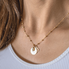 Colar-dourado-de-bolinhas-com-pingente-medalha