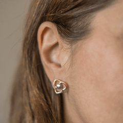 Conjunto-dourado-de-flor-com-detalhe-rodinado