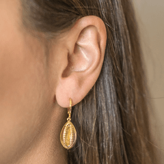 Brinco-de-argola-com-buzio-folheada-em-ouro-18k